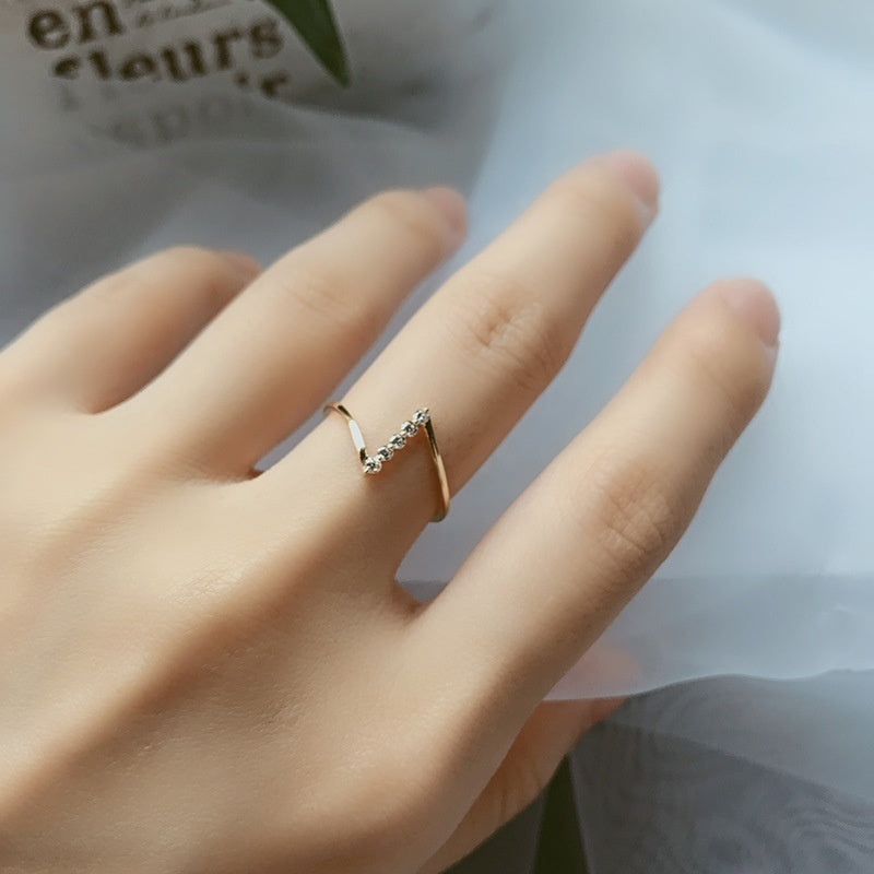 Thin white gold ring with Z-shaped cubic zirconia