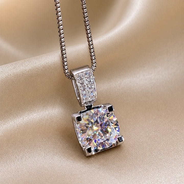 White gold necklace with cubic zirconia pendant