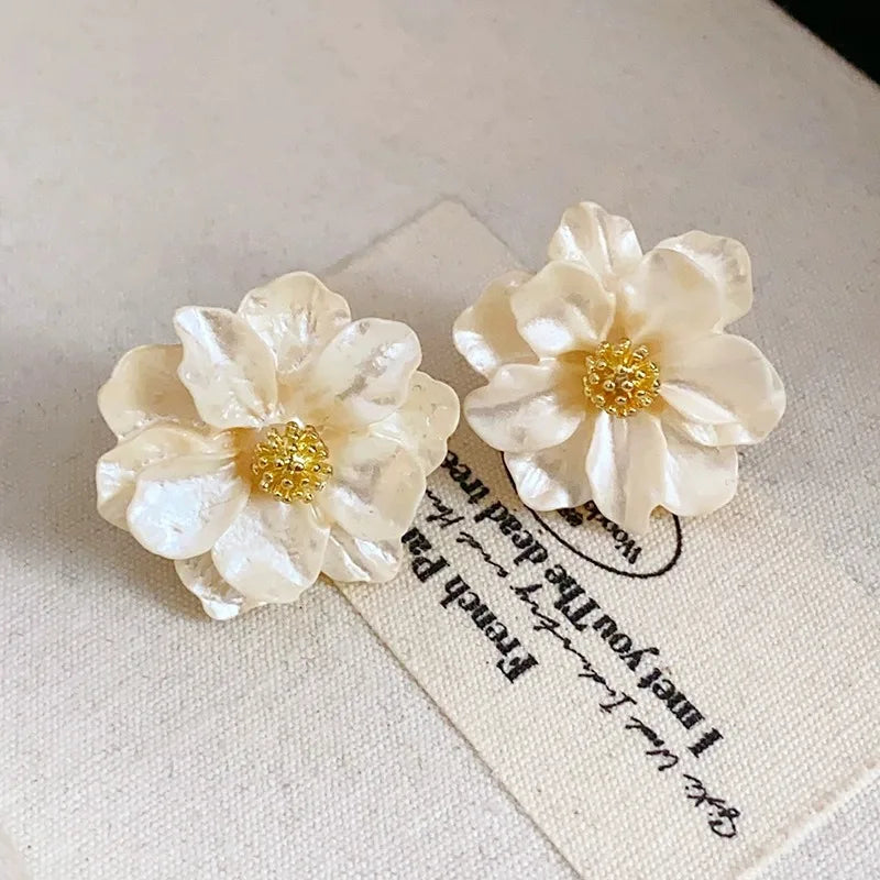 Chic flower earrings made of white acrylic