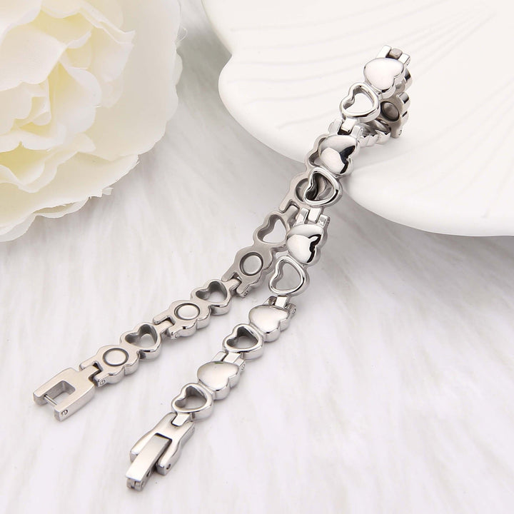 Elegant white gold bracelet with heart-shaped pendant
