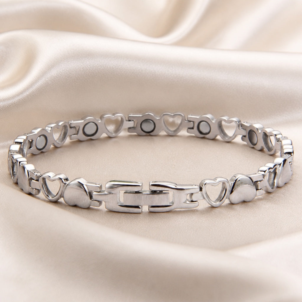 Elegant white gold bracelet with heart-shaped pendant